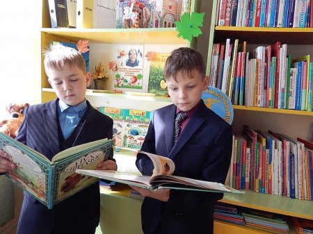 Книжная выставка-игра «Хорошо, что есть на свете Борис Заходер»